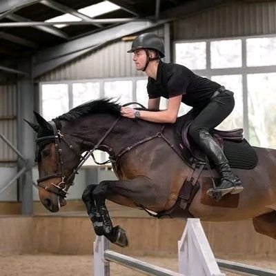 Chic & safe in the saddle— premium riding helmets and equestrian essentials delivered with flair Ride safe, Ride true. 🏇