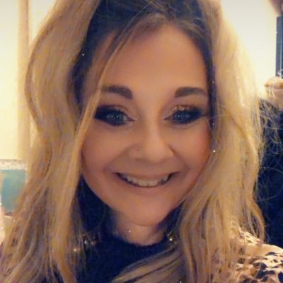 Wife and mum to 2 beautiful girls & 4 gorgeous fluffy cats. A tad bit shoe & handbag obsessed, Director of Science, & a little F1, astronomy & cricket crazy ❤️