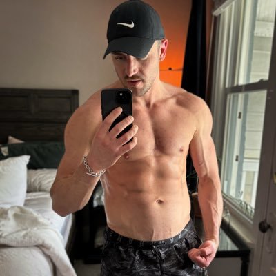 Use your muscle. Carve it out. Work it. Hustle 💪🏻😘 Polish himbo bodybuilder in DC 👬🏻@mrjoebutt