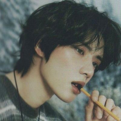 tapioca_azul's profile picture. ─ 𝘁e  vejo  e  o  mundo  some,
Só  existe  você  e  esse  olhar.
Um  quebra-cabeça  que  me  encanta,
E  eu  quero  te  montar,  𝗶𝗻𝘁𝗲𝗶𝗿𝗼.