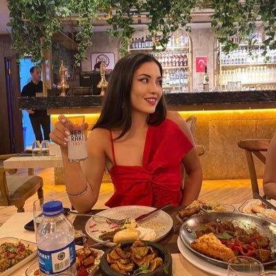 filizsaribaz's profile picture. ✨