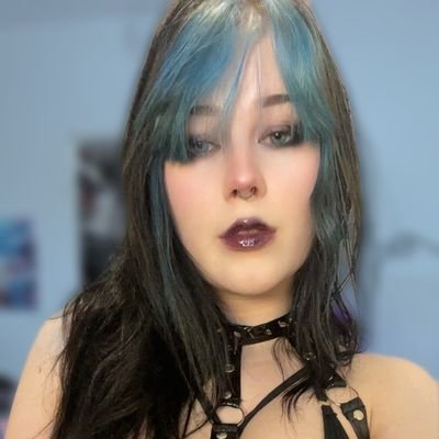 weirdo horror girl🖤
level 19 | no management | links below↓ i only chat on onlyfans & fansly!