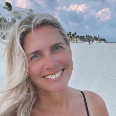 FL Real Estate Agent with COMPASS, loves country music, NKOTB, Bucs, Bolts & animals. You can find me at a sporting event or traveling ⚡️