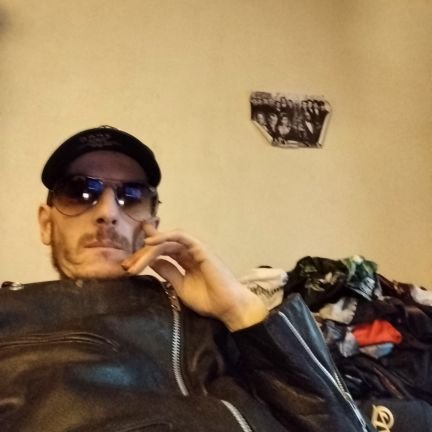 je né a Neuilly traîne a Barbes Rochechouart, j'ai écrit avec Jamel Debbouze son premier spectacle,on était voisin,quand il est parti a trappes,on est venu.