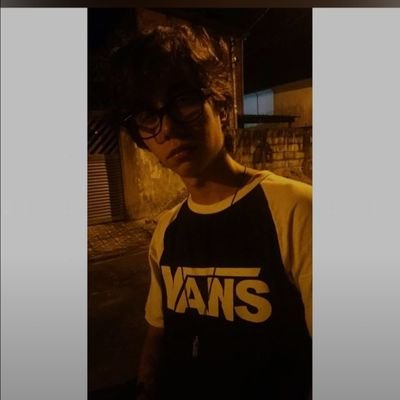 BerkeSoydan18's profile picture. “Certains souvenirs meurent, d’autres restent pour nous tuer lentement.”