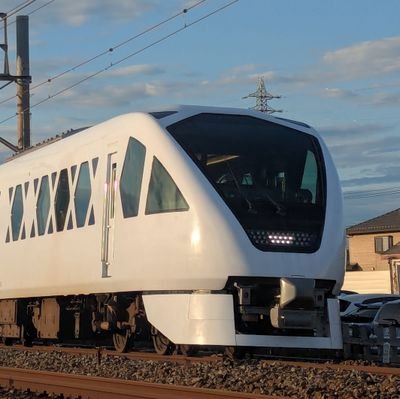 中学生2年生です。 鉄道や風景をスマホで撮ってます。 夢はトランスイート四季島に乗ることです。 鉄道関係の投稿している人全員フォローします。