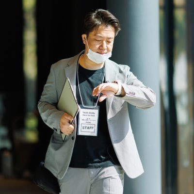 演出家・演技講師として活動しながら、子育て支援員としても現場に関わる。 現在は、表現・教育・お金・AIを掛け合わせ、シングルマザー家庭の貧困や孤立の課題解決にむけて挑戦中。 家事や育児にもっと光が当たる社会を目指し、親子が物語を取り戻せる循環型支援モデルの構築に取り組んでいます。