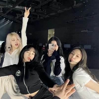 Lonelly_zee's profile picture. 