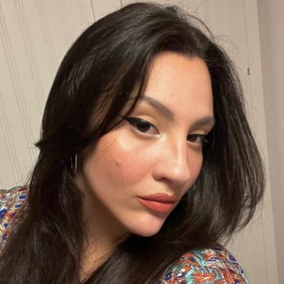 Casi lista y casi guapa, del montón bueno. Me dan pachurus y fangirleo. La chula del eyeliner.