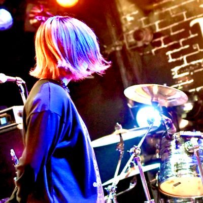 ふれふら(@fre_fla)のボーカル🎤🔥 日本語がすごくへたです。へたなりに頑張って気持ちをつたえるし、しゃべるし、書くし、わらわせる。