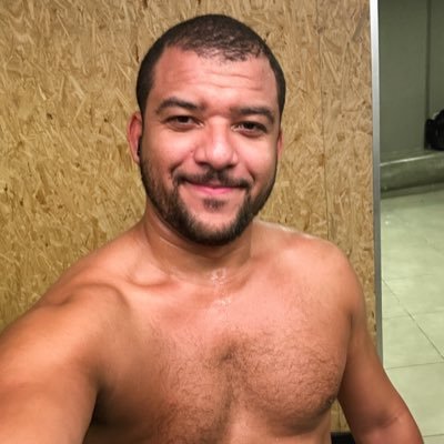 Futuro ex-BBB. Um perfil repleto de memes, reclamações da vida e uns peitos de fora de vez em quando. Entre e tome uma xícara de café!