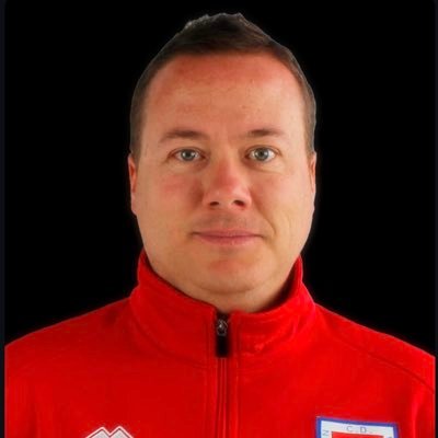 De madre andaluza y padre soriano / Técnico Deportivo Superior en Fútbol-Entrenador de fútbol UEFA PRO / Entrenador del C.D.Numancia Cadete