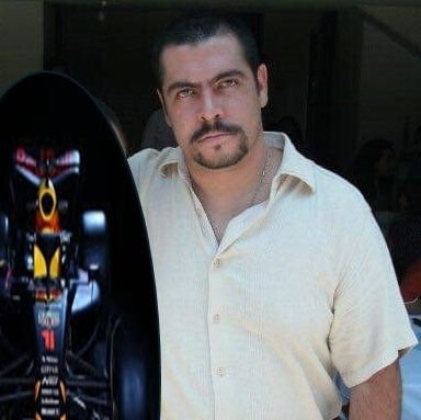 NMikeBravo's profile picture. Padre y esposo, aficionado a los autos, convencido del relajante efecto de unos tequilas, apasionado del football, abogado.