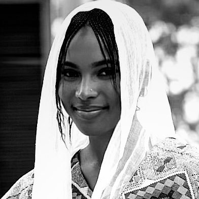 Mrs💍| Marketing specialist| Entrepreneur| HRM/IT🎓 DM For your UNIQUE & QUALITY Wrappers/Handbags, Shoes & Veils ❤️