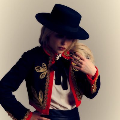 Musician/Artist/Author/Unknowing Podcast. “Easy Like a Tele” out now ♥ https://t.co/RXXsg4AwmV