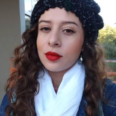 Bacharela e Licenciada em Ciências Sociais.