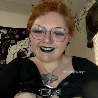 bbw | goth | married milf | kink friendly @HorniRedd