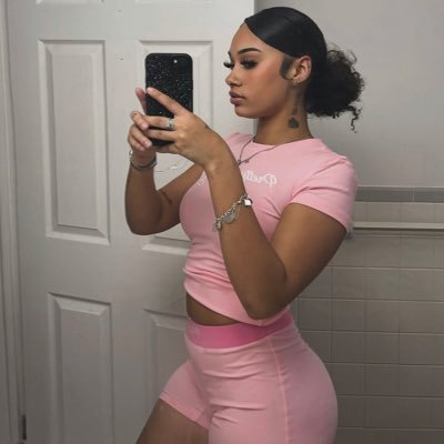 Stella073311073's profile picture. 