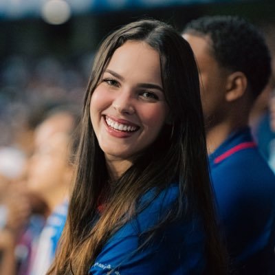 sou tirada a engraçadinha, amo esportes e tenho um parafuso a menos