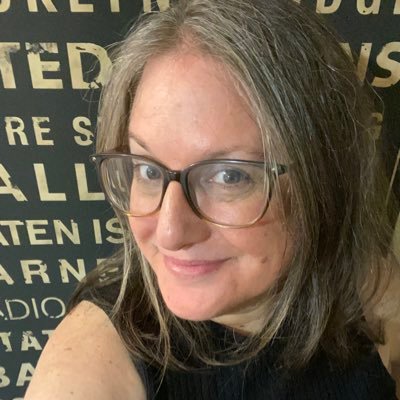 47 ans. TDAH dans le tapis. Gaffeuse à plein temps. Empathique, ricaneuse et chialeuse à la fois. Maniaque de lutte. Adore l'humour noir. Ah oui et je sacre!