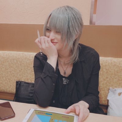 様々な趣味を持ち寄って共有して一緒に楽しめる。そんな大人の隠れ家の様なBAR【WABI$ABI】にて従事させて頂いております!