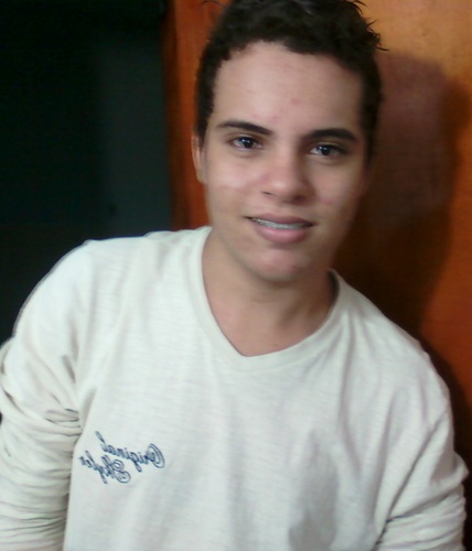 17 anos, gosto de músicas internacionais, meu #Deus, minha família e meus amigos. Vivo em busca da minha felicidade.