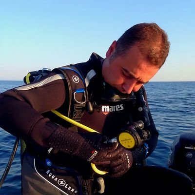 Çalışır,Gezer,Borsacı,Sanayici,3*Scuba Diver (Dalgıç)
(İlk Emir OKU)