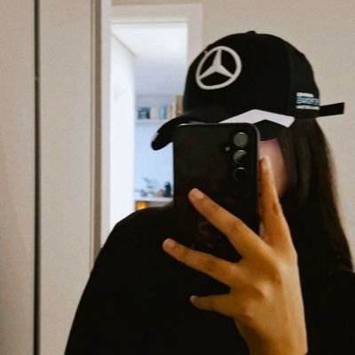 – As vezes, para um artista, a diferença entre genialidade e a insanidade é o sucesso