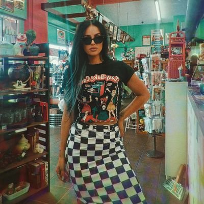 Kick Partner First Class. Content Creator. Gamer. Weirdo. Metal head. Antiques and all things weird.
themsgolightly@gmail.com