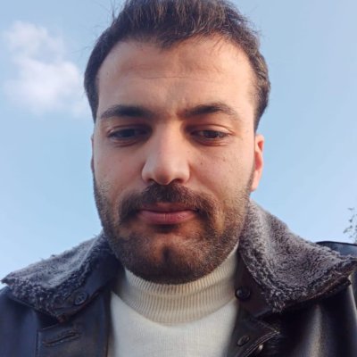 Şu dumanlı doruklarda boz şahinler uçmaz gayrı
Kayalardan ağu çıkar Alperenler içmez gayrı