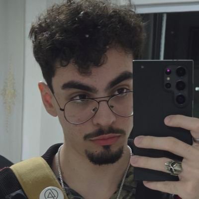 Chapéu de fascista é marreta,
Tudo que apanhar é pouco,
suástica tem que bater até virar catavento