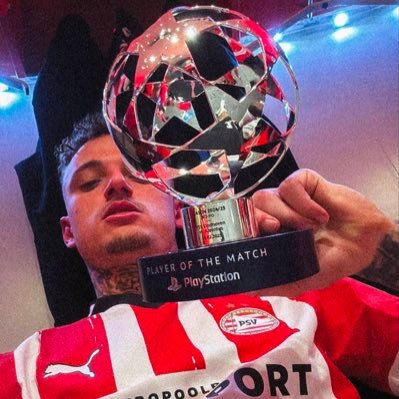 Carrego comigo coragem, dinheiro e bala. Torcedor do Corinthians, Man United e Hamburgo.