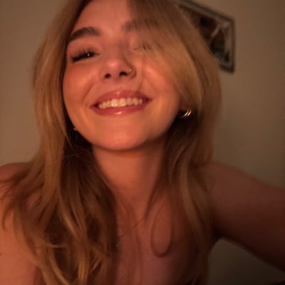rosesatyourdoor's profile picture. I love music and I love you.