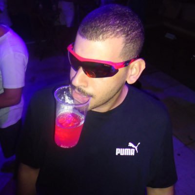 Sommelier de piadas ruins, Bacharel em opiniões esportivas medíocres, PhD em músicas de qualidade questionável e metido a atleta híbrido.