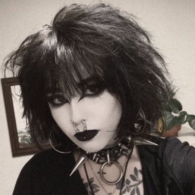 EYEWURM's profile picture. bark like a god ♱ 23 ♀ ♱ trad goth ♱ #1 krookodile fan