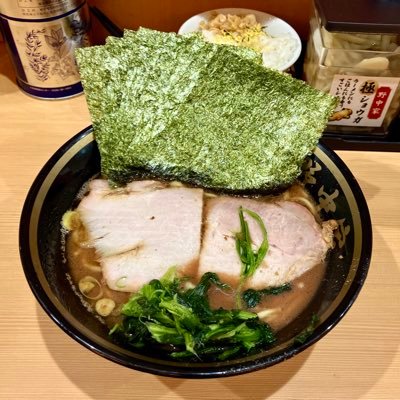 四代目野中家 東京都豊島区西池袋1-30-8 サンホワイトビル1F JR池袋駅西口(北)より徒歩3分。🈺ランチ11:00〜16:00🈺夜の部=月17:00〜23:00/火〜木・日17:00〜27:00/金・土17:00〜28:00🍜飲みの〆にも是非。池袋で一番濃厚な家系ラーメン。