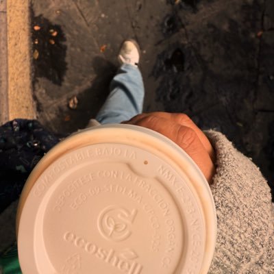 Punto intermedio entre un loco y un cuerdo, ahí me encuentro yo 🌙