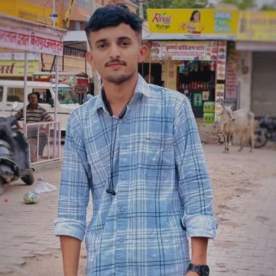 राह संघर्ष की जो चलता है, वो ही संसार को बदलता है।
जिसने रातों से जंग जीती है, सूर्य बनकर वही निकलता है।।