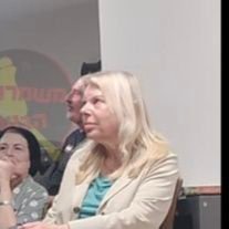 ההמון מריע ומניף דגלים
ובמרתפים למטה הם עורפים ראשים
קרקס של שוטים והכניסה בחינם
הליצנים הם קופים והקופים בני אדם