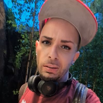 I’m Alex, live in NYC🌃, early 30’s, sarcastic and laid back, always up for talking shit.