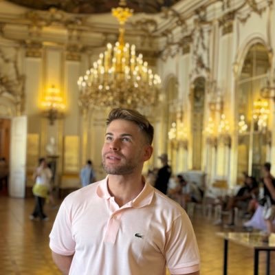 Historiador del Arte/Actor. 📍Villa y Corte 🐍Slytherin 🏰 Monárquico ⚜️ Gestion eventos/Protocolo 🇪🇺 Europeo 💃🏼 Españolear 🛟 Exiliado Político 🕊️Rociero