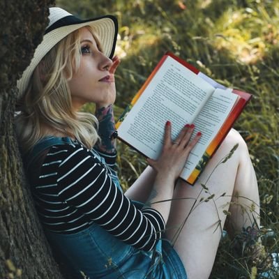 Contracts Assistant @faberbooks | Cat Mum🐱, Book Lover📖, 🇨🇦Hobbit living in 🇬🇧 | 30s | Bookstagram: @momos_musings
