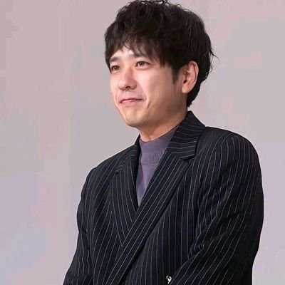 二宮和也、通称ニノです。日本のシンガー、ソングライター、俳優、声優、司会者、ラジオパーソナリティとして活躍しています。また、日本のアイドルグループ「嵐」のメンバーでもあります。🥰❤️🖤🌹💐