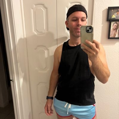 New content creator 🌈, 18+ only. Watch me as I train for a half marathon, roam around my place in my birthday suit, work out, and more.