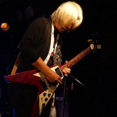 ギタリスト。PandemoniumとThe Howling Wolvesというバンドやってま す。LIKE:足立祐二/山石敬之/原始神母/浦和レッズ 趣味はキーボード演奏。