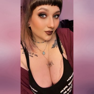 ✨Witch | 🎮 Twitch Affiliate | 🎤 Music Artist 💿 Founder of Psychedelic Records 🌿 Owner of Salem Baby Rituals | aka CannaBitchh