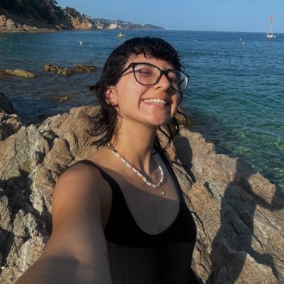 🦋 | solo la playa, el amor y un postre después de comer pueden salvarme
