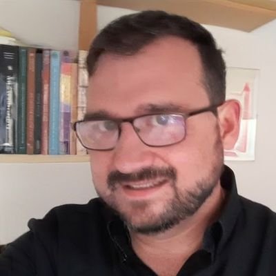 Escritor aficionado.
Trabajo prestando libros y disfruto entre viñetas y píxeles viejunos.
Ah, sí. También soy un «capillita».
✠ ۞ 𓃓 𖤓