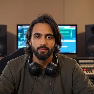 sidqoo7's profile picture. Just a soul with a heart full of love and words dipped in romance.
#RomanticRomeo