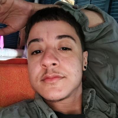 pai TDAH exausto que gestou e pariu . não binário . baiano da terra do massapê